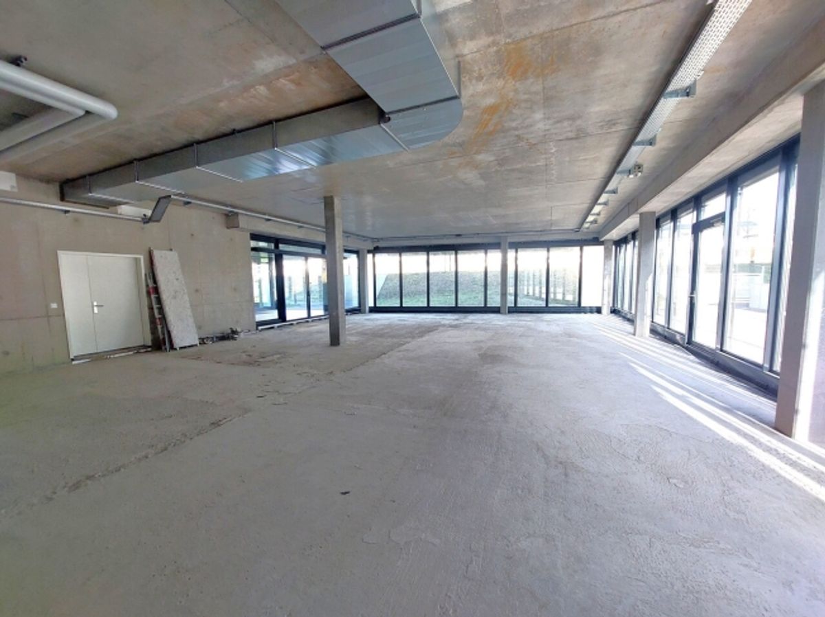 Surface commerciale au rez d'env 210 m2 - Proche commodité - 4