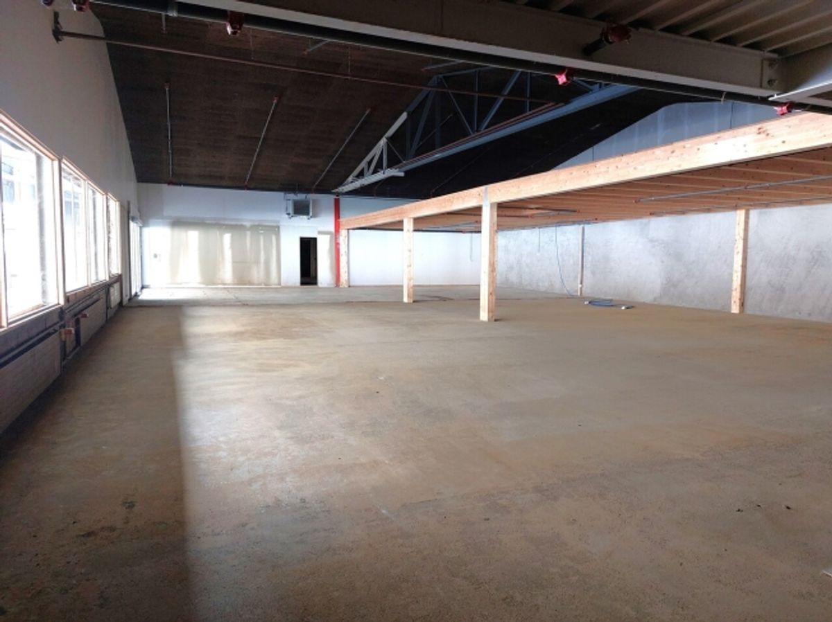 Surface commerciale 582 m2 -  Plusieurs places de parc - Hauteur 4.5 - 0
