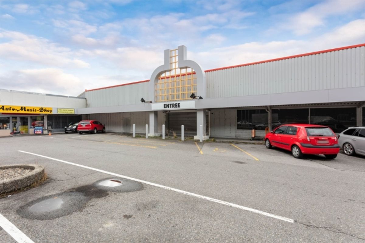 Surface commerciale 582 m2 -  Plusieurs places de parc - Hauteur 4.5 - 3