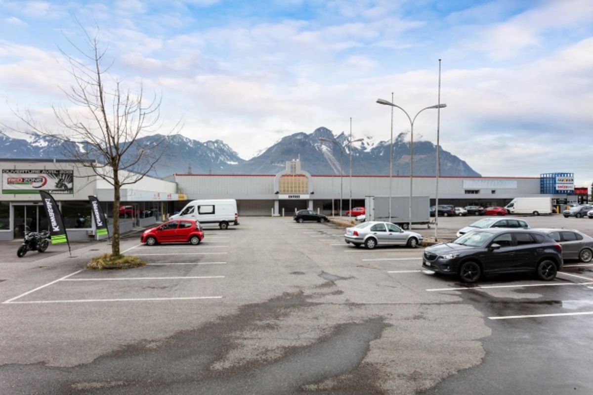Surface commerciale 582 m2 -  Plusieurs places de parc - Hauteur 4.5 - 4