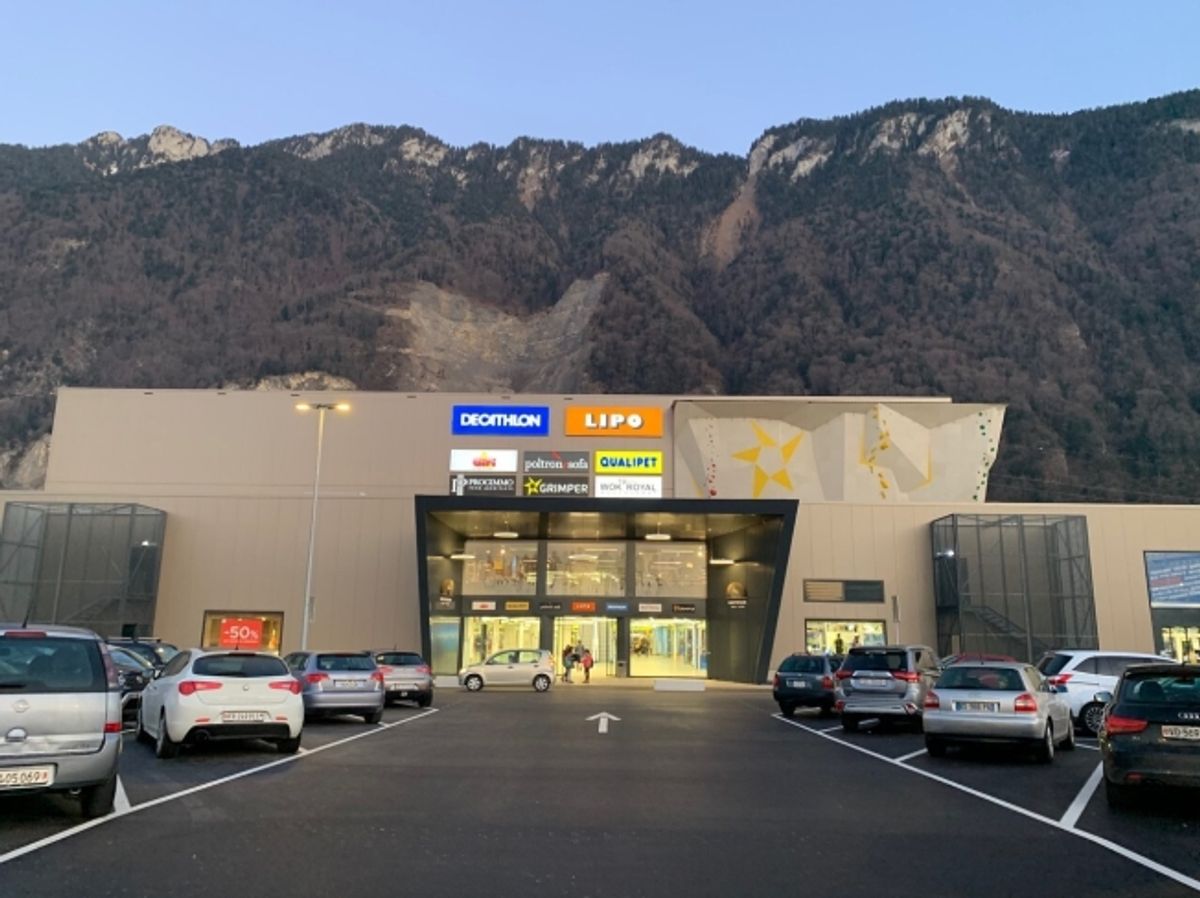 Surface commerciale 1280m2 - Centre commercial Rocville - Villeneuve - 1
