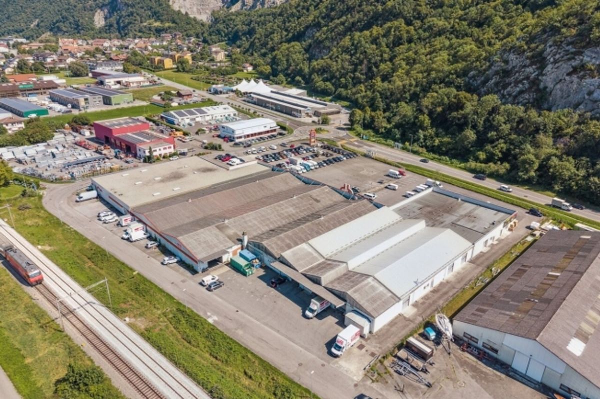 Surface commerciale 582 m2 -  Plusieurs places de parc - Hauteur 4.5 - 6