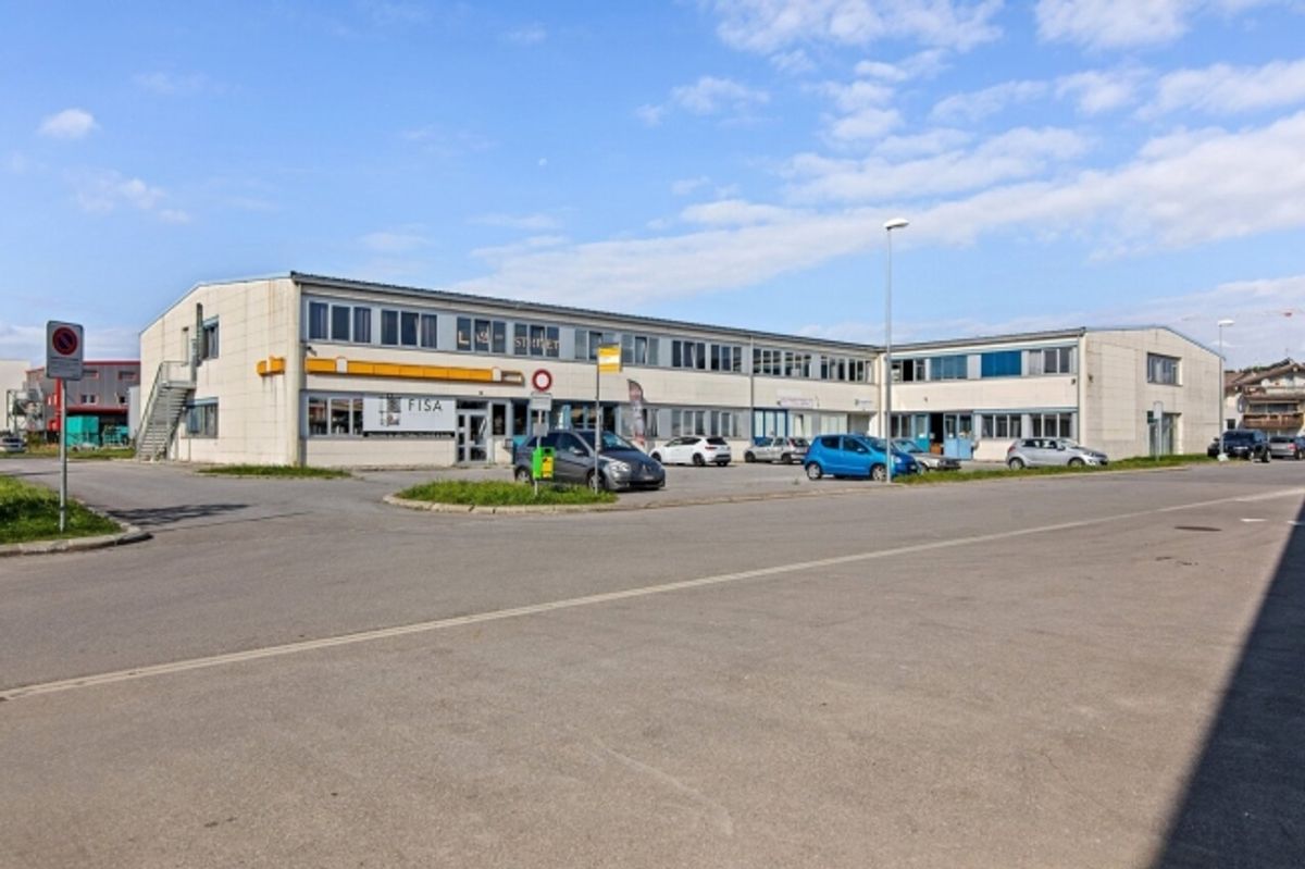 Atelier de 285m2 à louer - Forel - Localisation centrale - 1