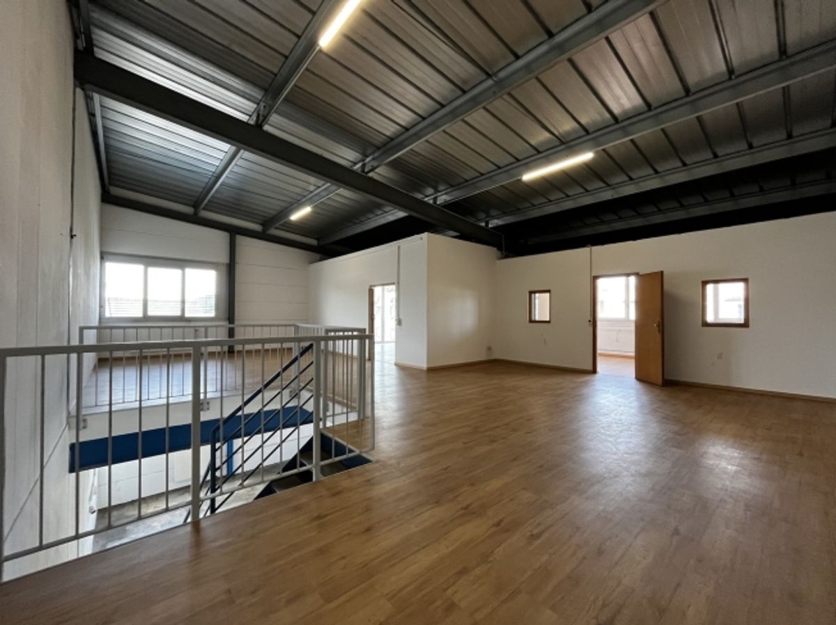 Atelier de 285m2 à louer - Forel - Localisation centrale - 3