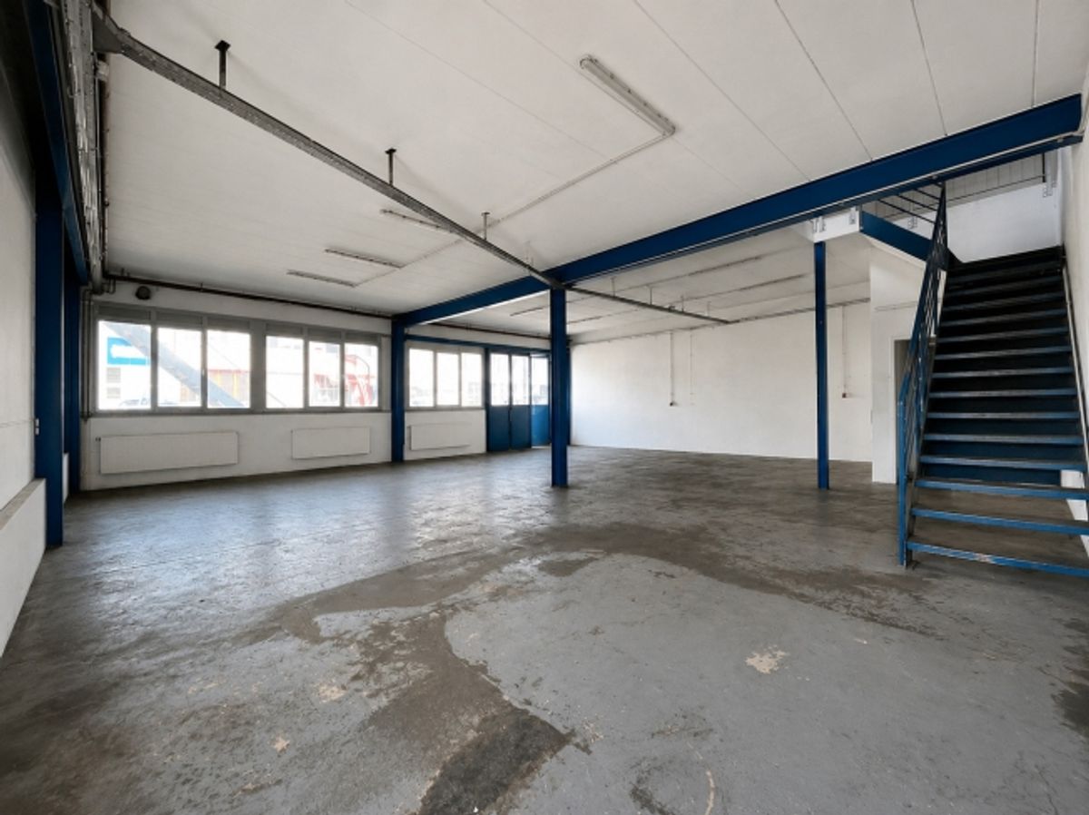 Atelier de 285m2 à louer - Forel - Localisation centrale - 6