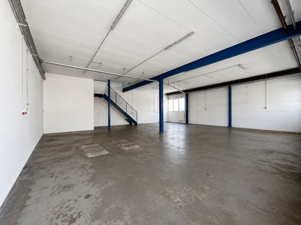 Atelier de 285m2 à louer - Forel - Localisation centrale - 7