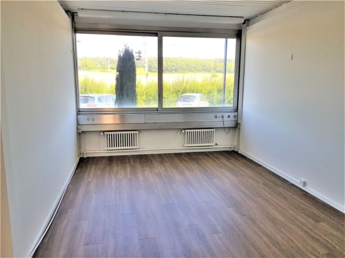 Surface de bureau de 19 m2 - bail flexible - très bien desservi - 1
