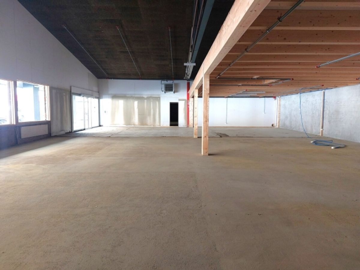 Atelier 582 m2 au rez -  Plusieurs places de parc - Hauteur 4.5 - 1