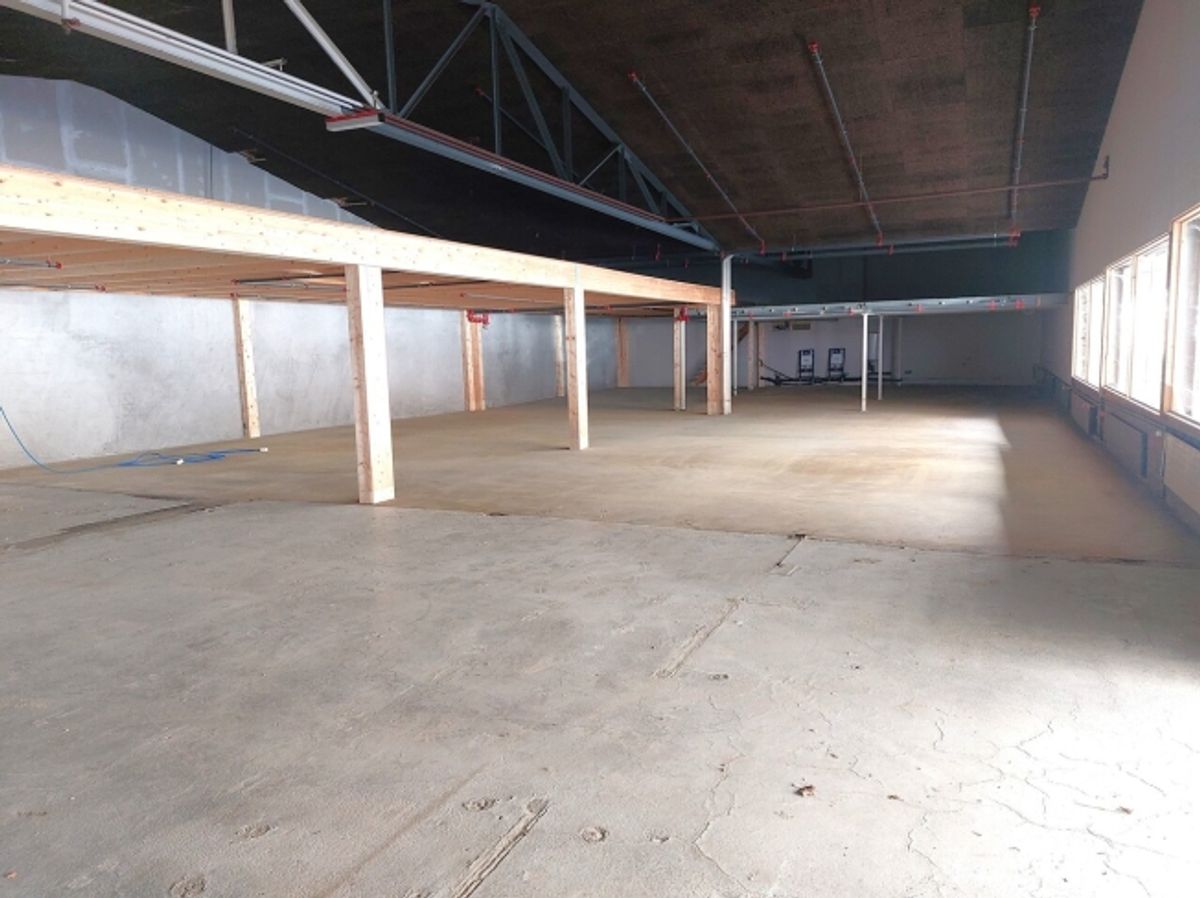 Atelier 582 m2 au rez -  Plusieurs places de parc - Hauteur 4.5 - 2