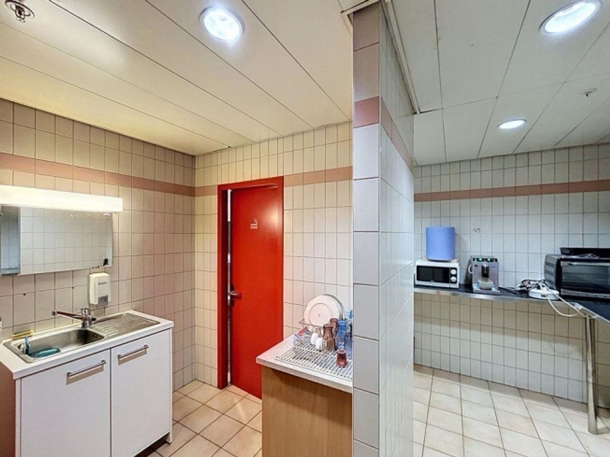 Atelier 420 m2 au rez - Accès porte sectionnelle - Proche de tout - 2