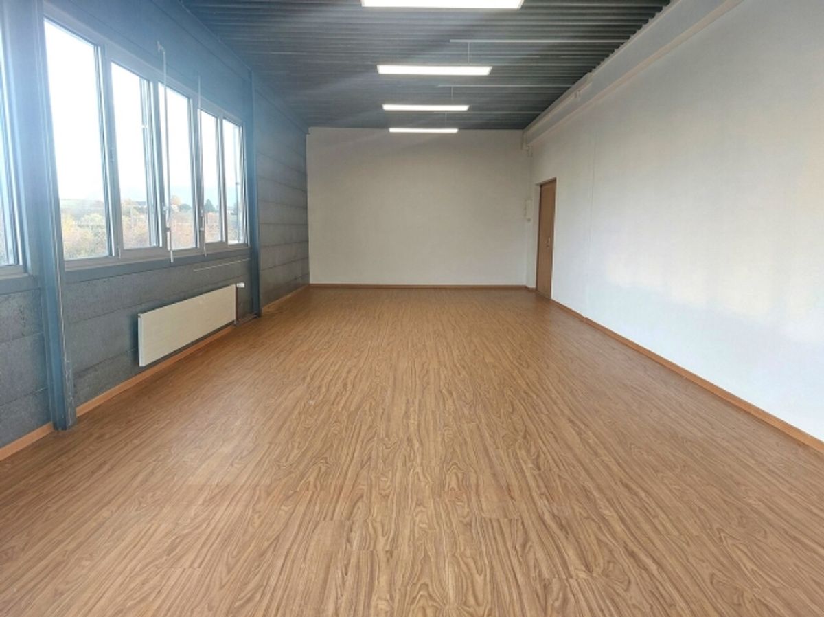 Bureau de 61 m2 - zone déchargement avec plateforme - Bail flexible - 2