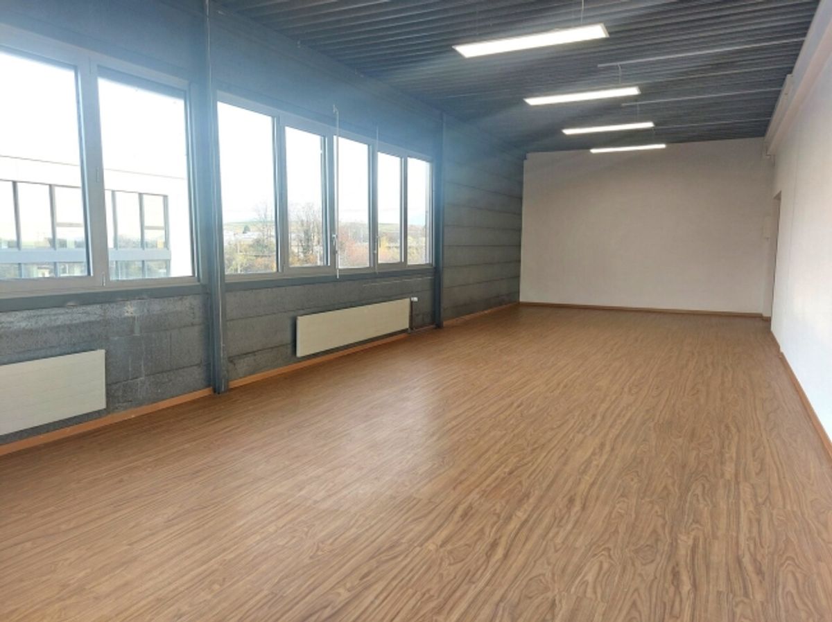 Bureau de 61 m2 - zone déchargement avec plateforme - Bail flexible - 3