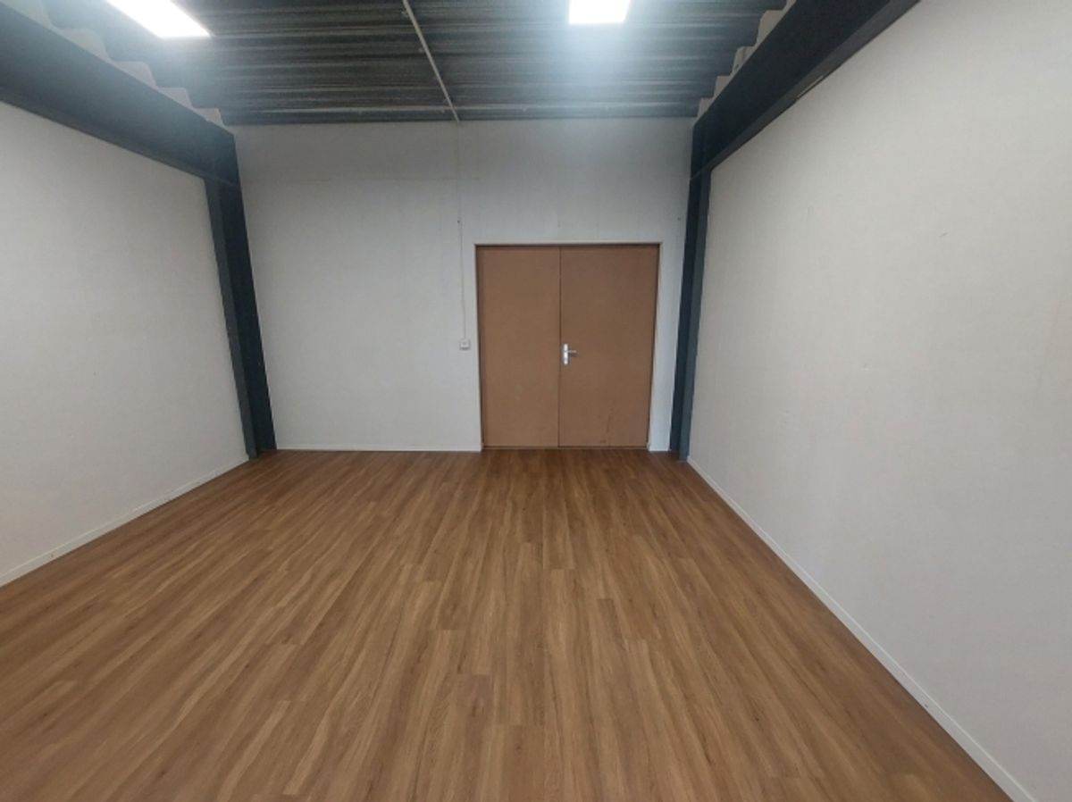 BAIL FLEXIBLE - Bureau/atelier/dépôt 79m2 avec eau + évacuation - 2