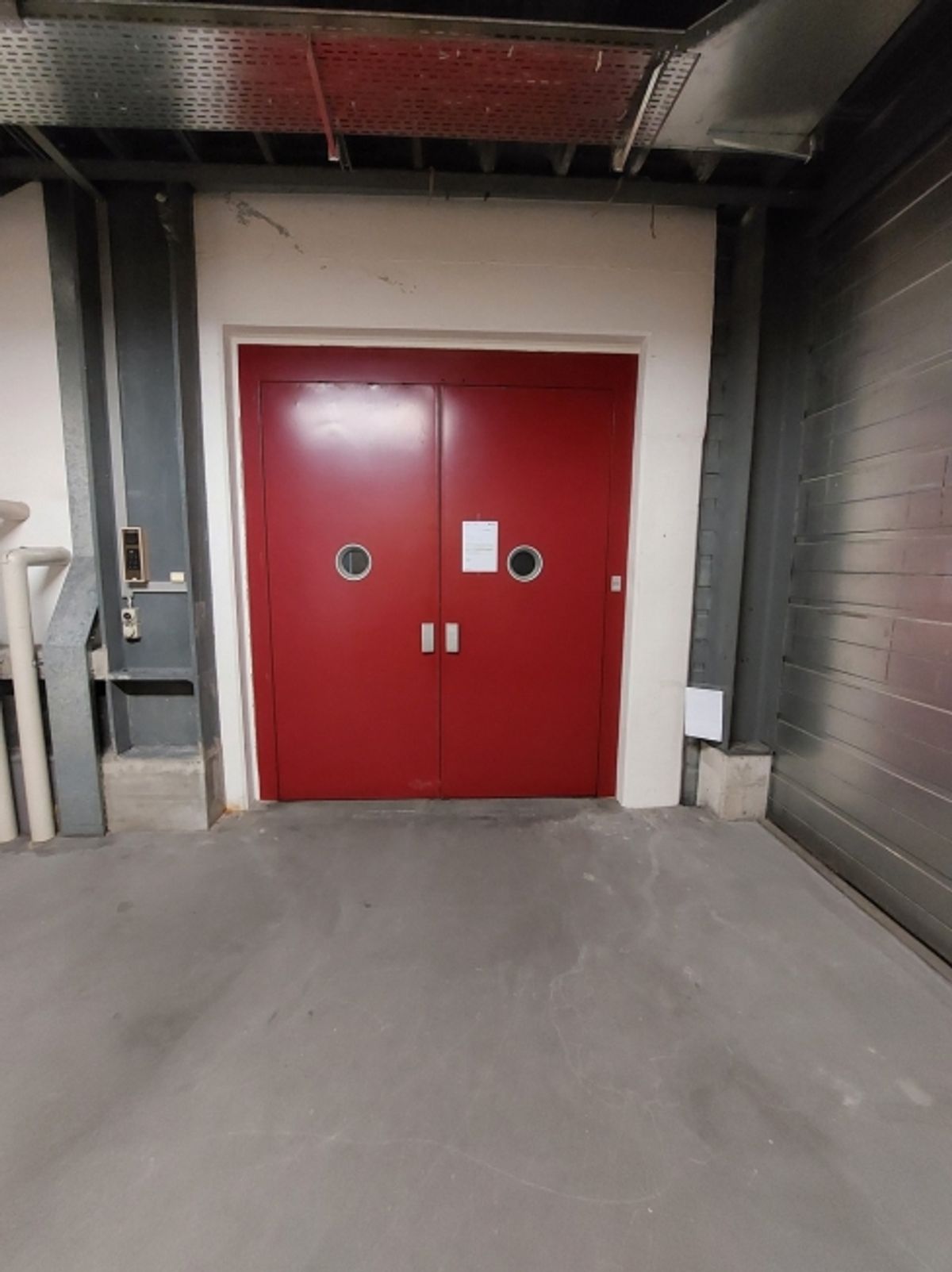 Local commercial 190m2 - Proche autoroute et transports - Monte-charge - 2