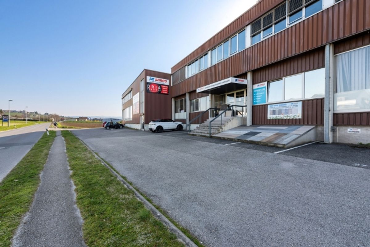 Local commercial 190m2 - Proche autoroute et transports - Monte-charge - 0