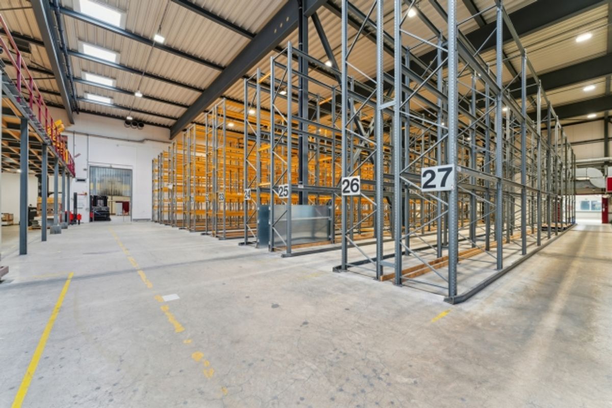 1'400 m2 Dépôt/Stockage - Hauteur  10m - Accès camions/utilitaires - 0