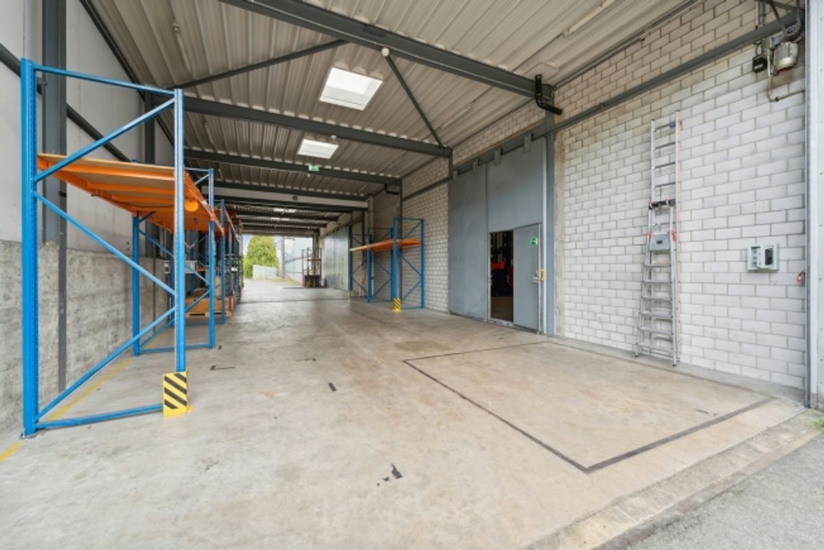 1'400 m2 Dépôt/Stockage - Hauteur  10m - Accès camions/utilitaires - 1