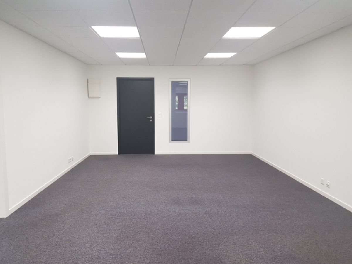 Bureau 138m² + dépôt 8m² en excellent état - Libre de suite - 2