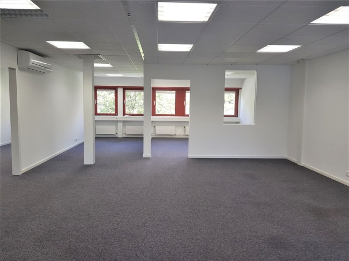 Bureau 138m² + dépôt 8m² en excellent état - Libre de suite - 3