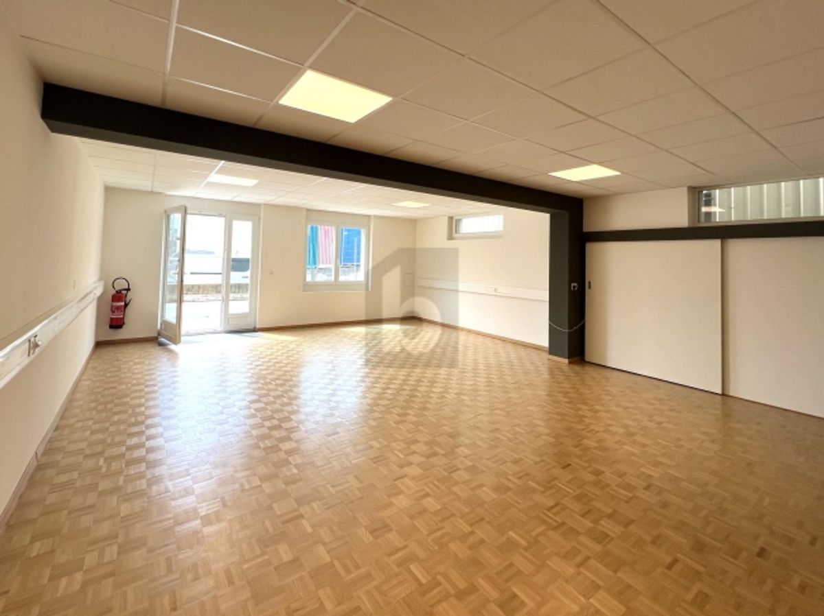 BUREAU DE PLEIN-PIED AVEC PARKING EN Z.I. - 1