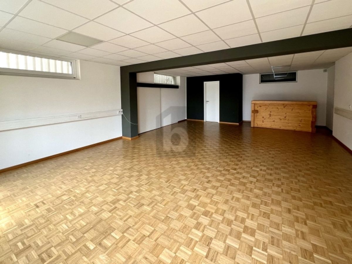 BUREAU DE PLEIN-PIED AVEC PARKING EN Z.I. - 2