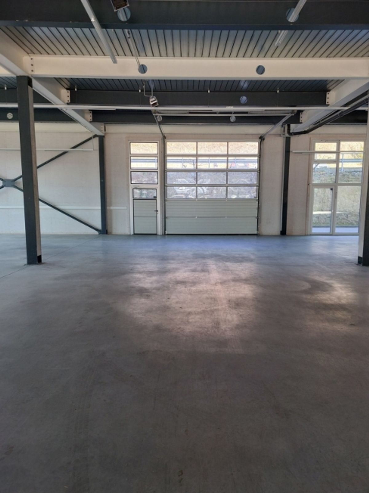 Atelier 1176m2 - Accès camion/fourgon - Proche autoroute - 2