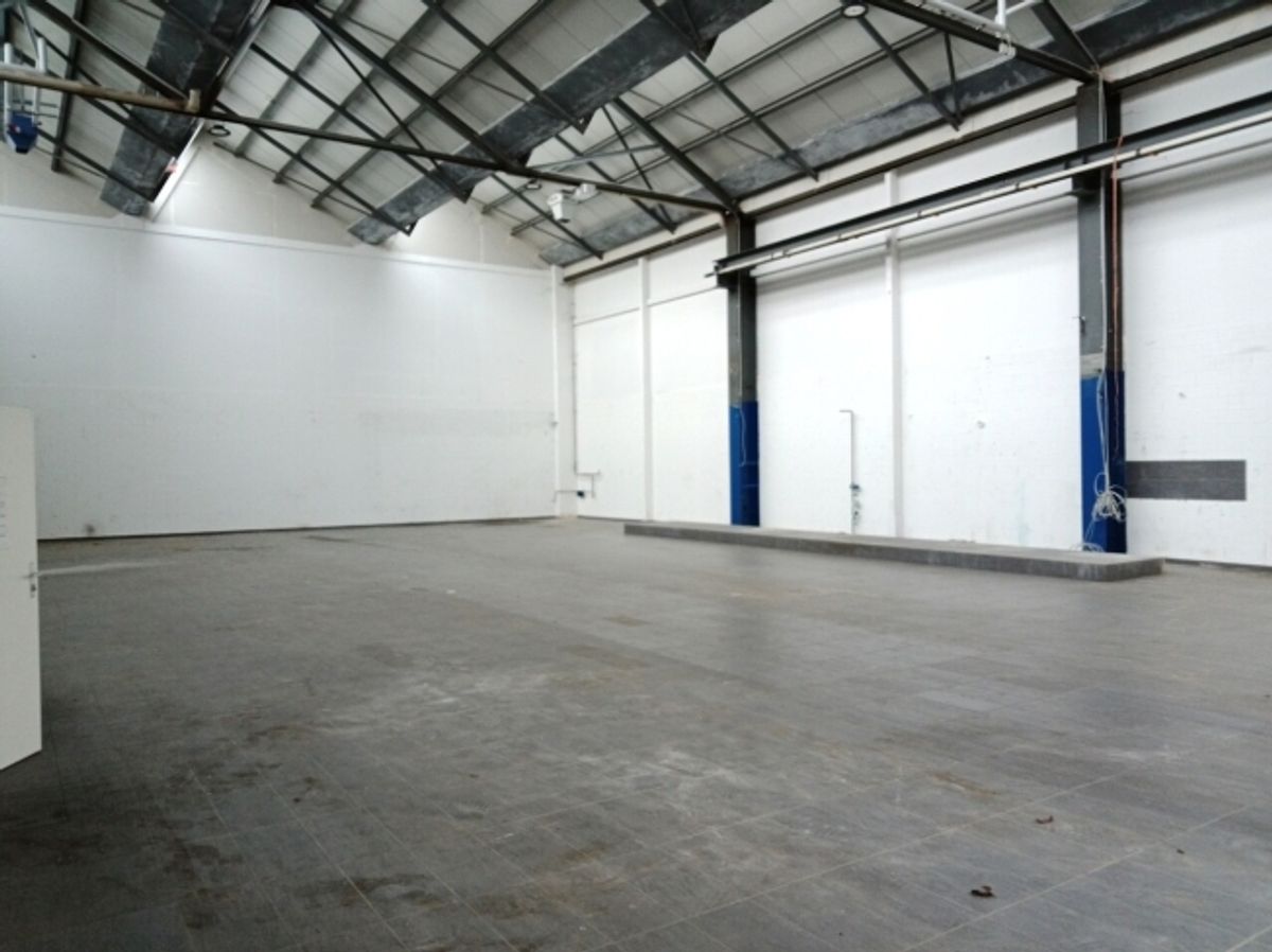 Atelier 474 m2 au rez - Quai de chargement - Proche autoroute - 2