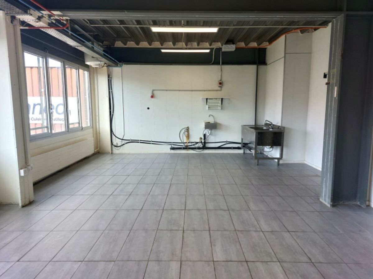 BAIL FLEXIBLE - Bureau/atelier/dépôt 79m2 avec eau + évacuation - 0