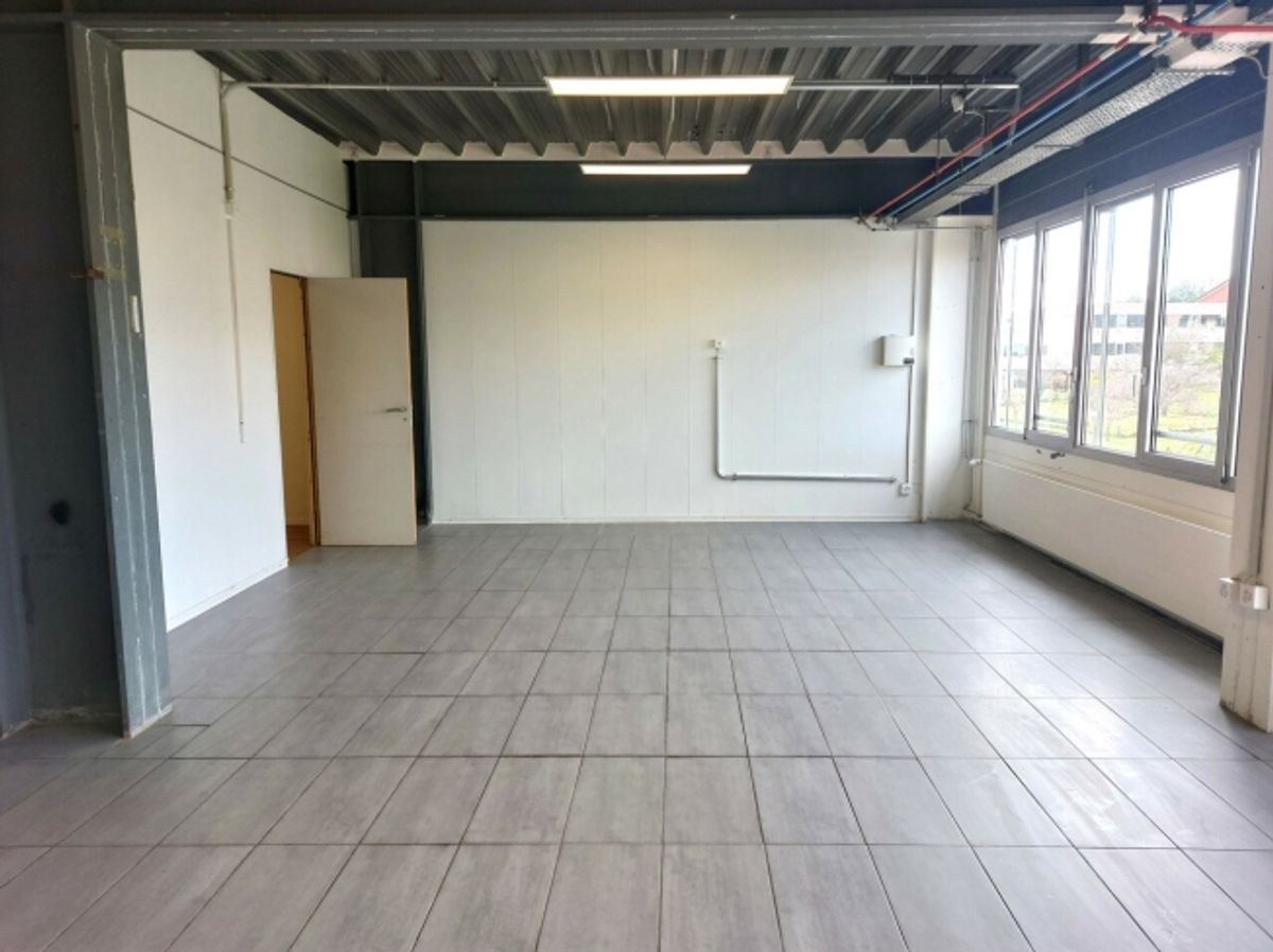 BAIL FLEXIBLE - Bureau/atelier/dépôt 79m2 avec eau + évacuation - 1
