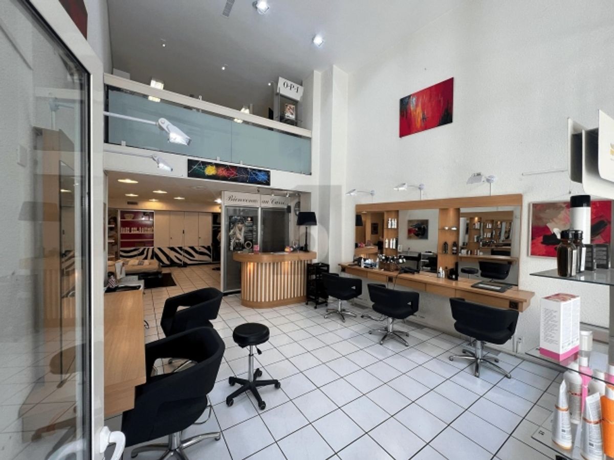 SALON DE COIFFURE EN VIEILLE VILLE - 0