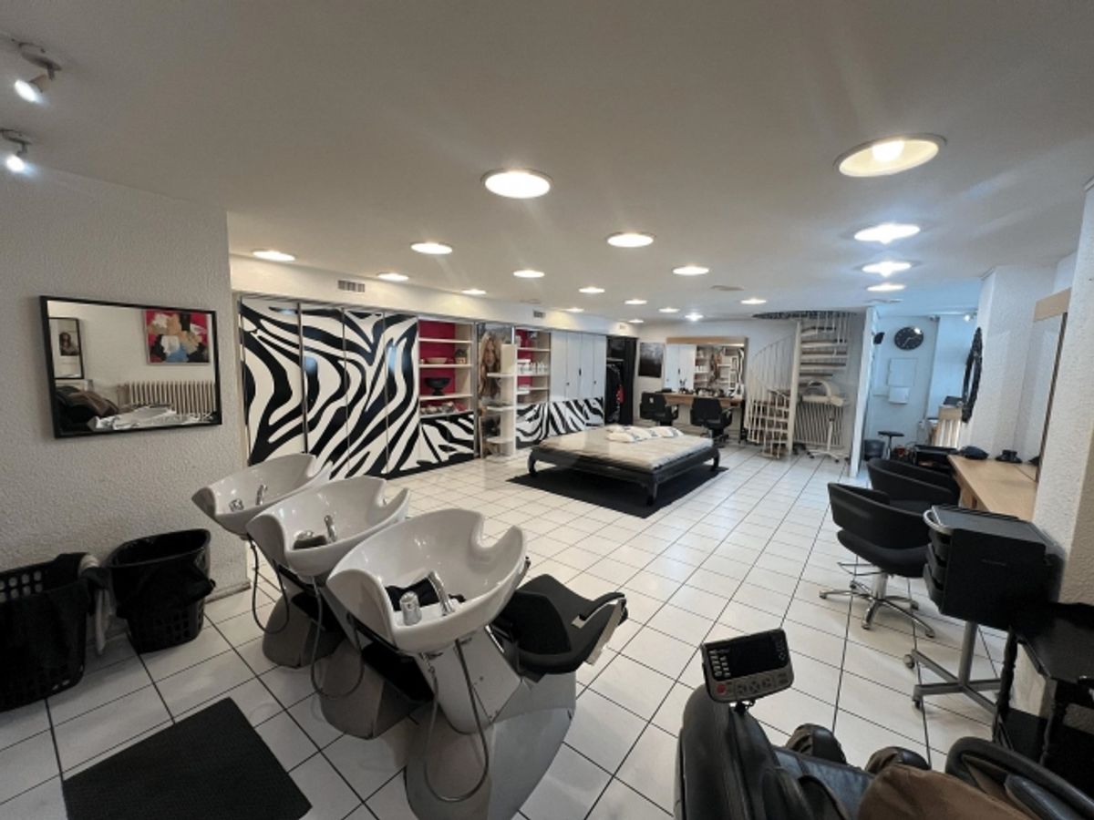 SALON DE COIFFURE EN VIEILLE VILLE - 1