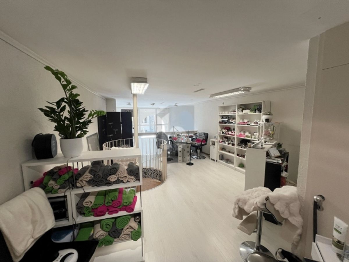 SALON DE COIFFURE EN VIEILLE VILLE - 2