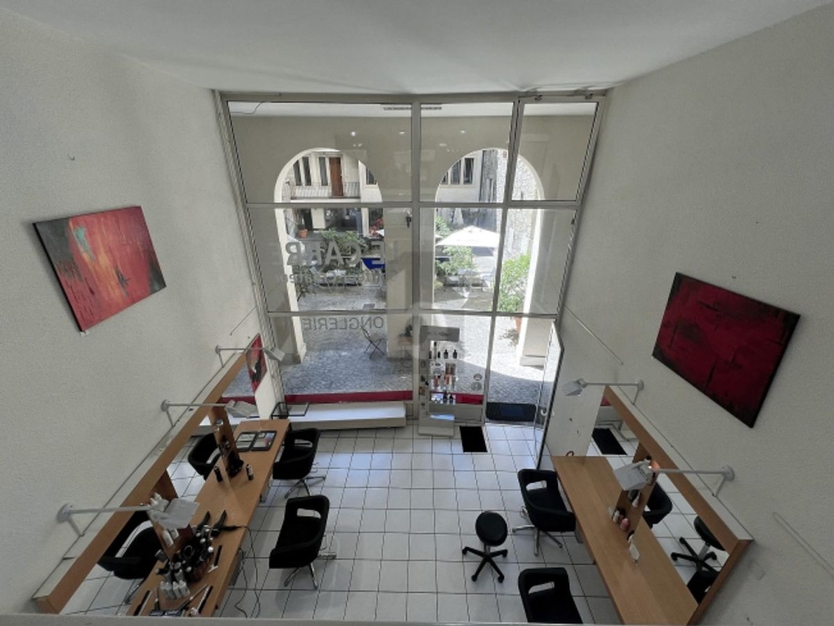 SALON DE COIFFURE EN VIEILLE VILLE - 3