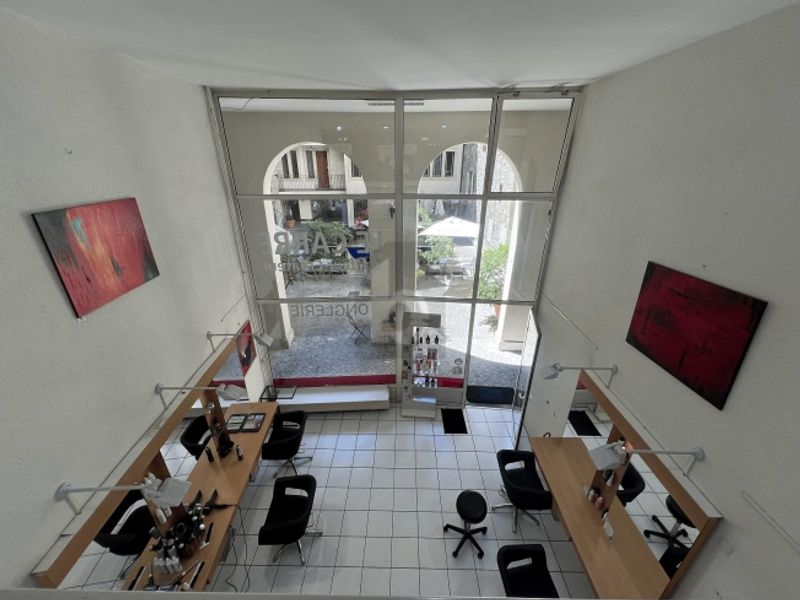 SALON DE COIFFURE EN VIEILLE VILLE - 4