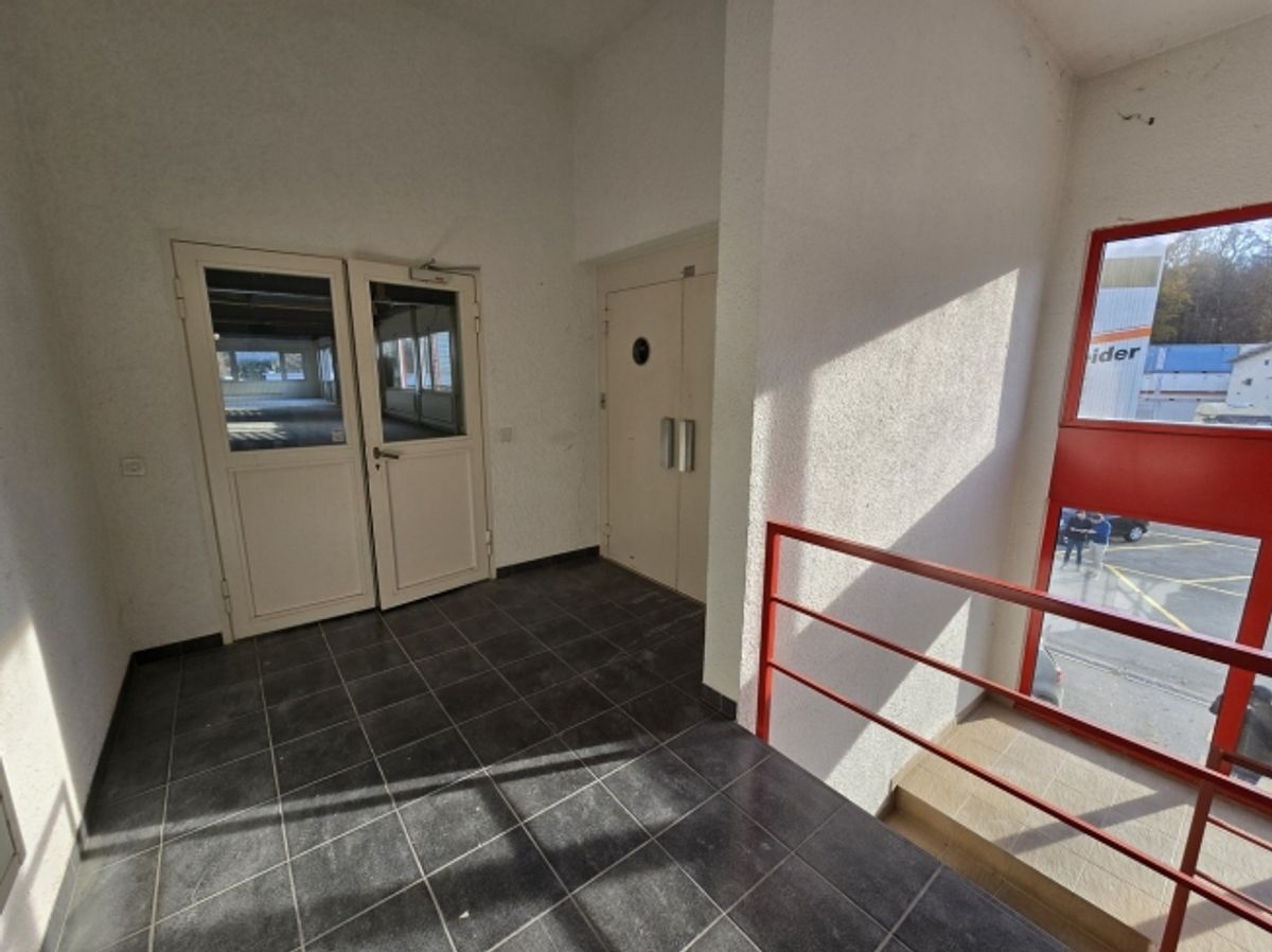 Fläche von 555m2 - Showroom - Büros oder Räume - 4