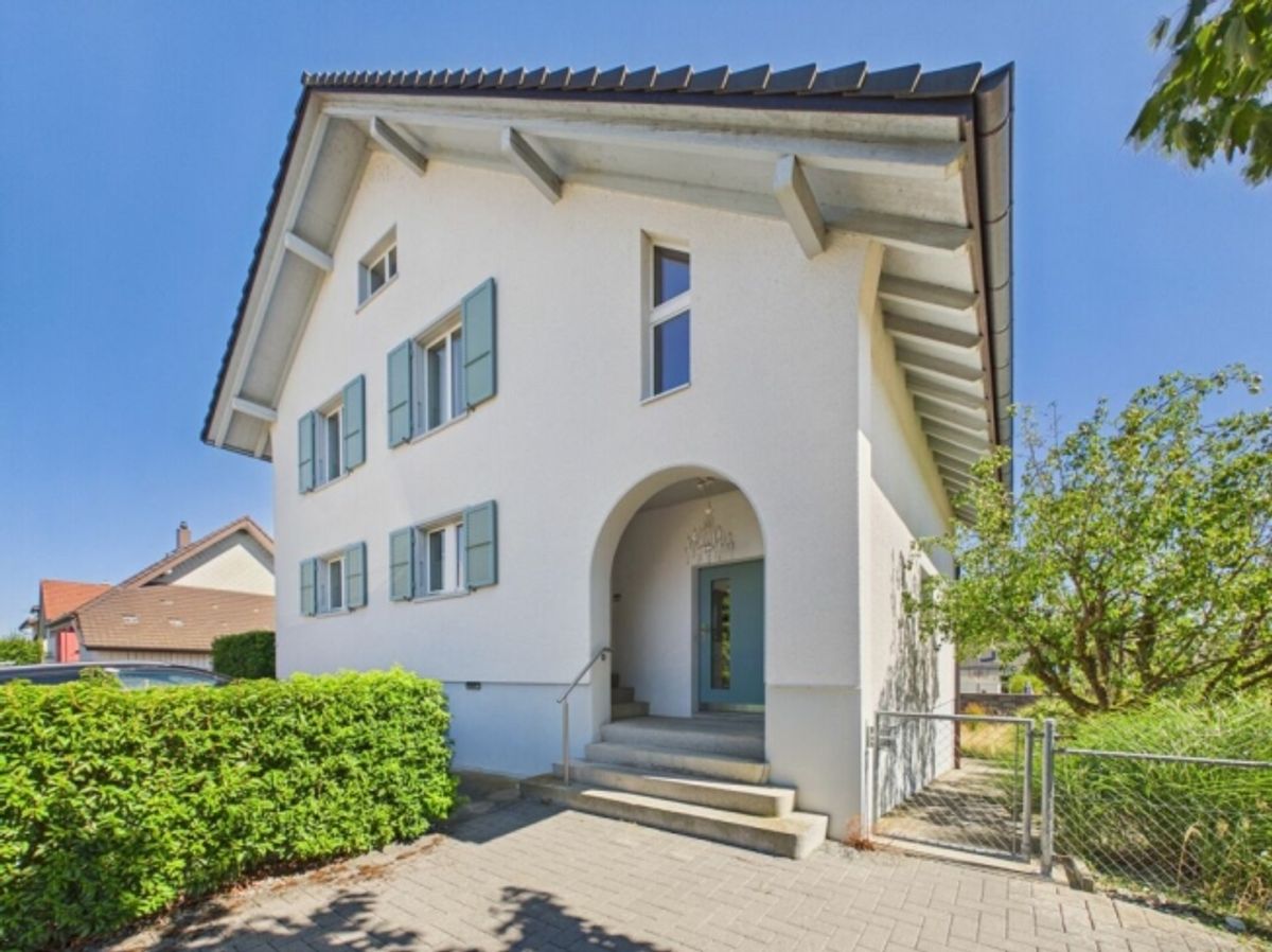 Charmantes Einfamilienhaus mit grossem Garten und ausgebautem Dachstock - 0