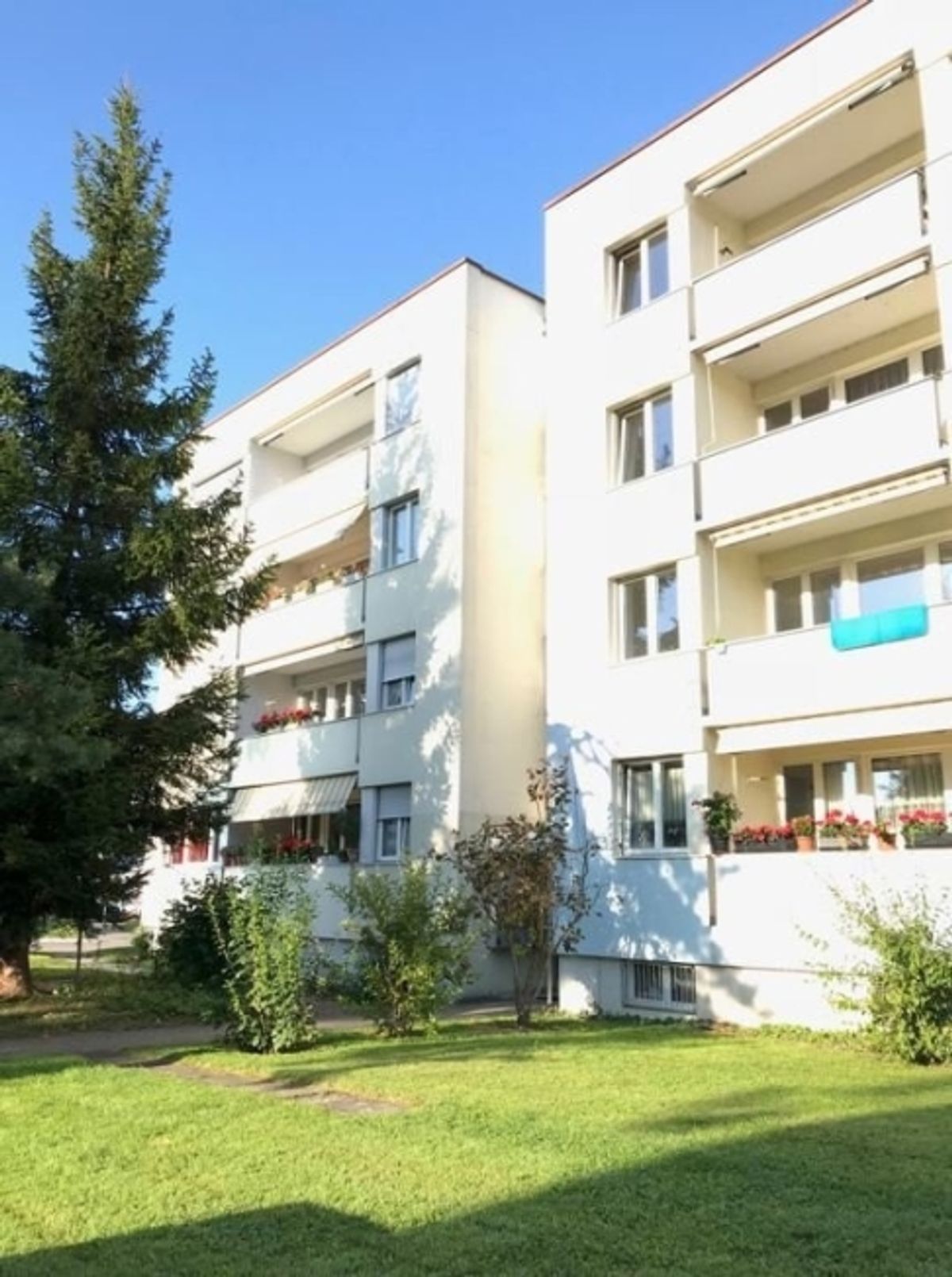 Aussenparkplatz in Zürich-Schwammendingen - 0