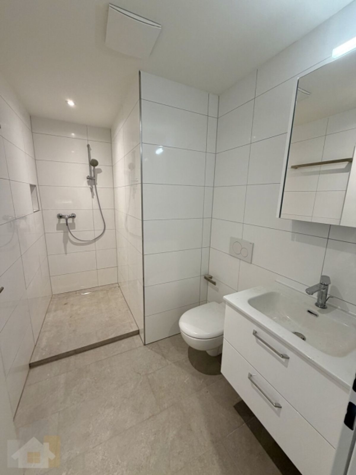 NEUE TOP MODERNE WOHNUNG AN ZENTRALER LAGE - 1