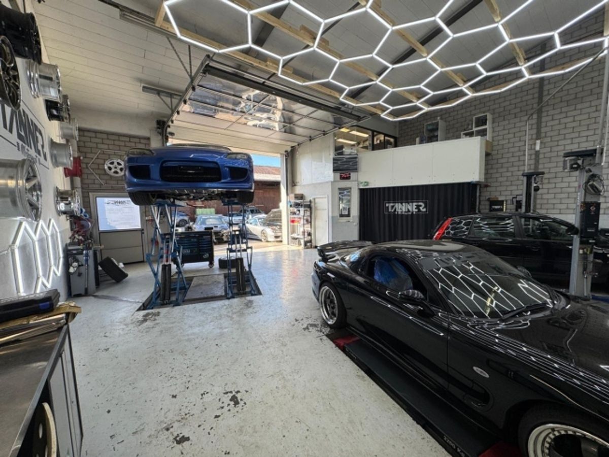 GROSSZÜGIGE GEWERBEFLÄCHE GEEIGNET FÜR AUTOWERKSTATT - 2
