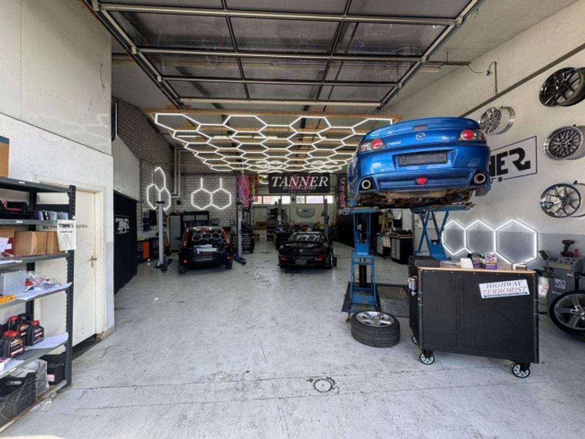GROSSZÜGIGE GEWERBEFLÄCHE GEEIGNET FÜR AUTOWERKSTATT - 3