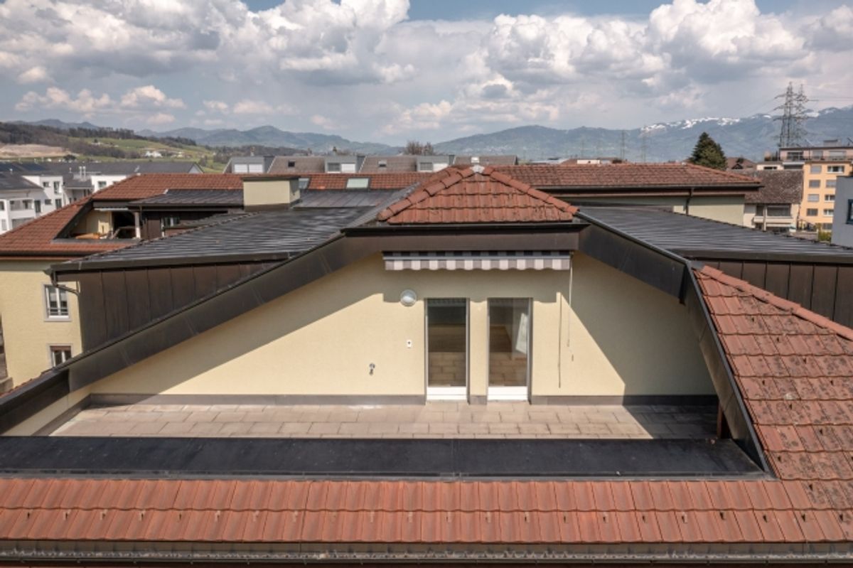Grosszügige 5.5 Zimmer Wohnung mit Terrasse - 0