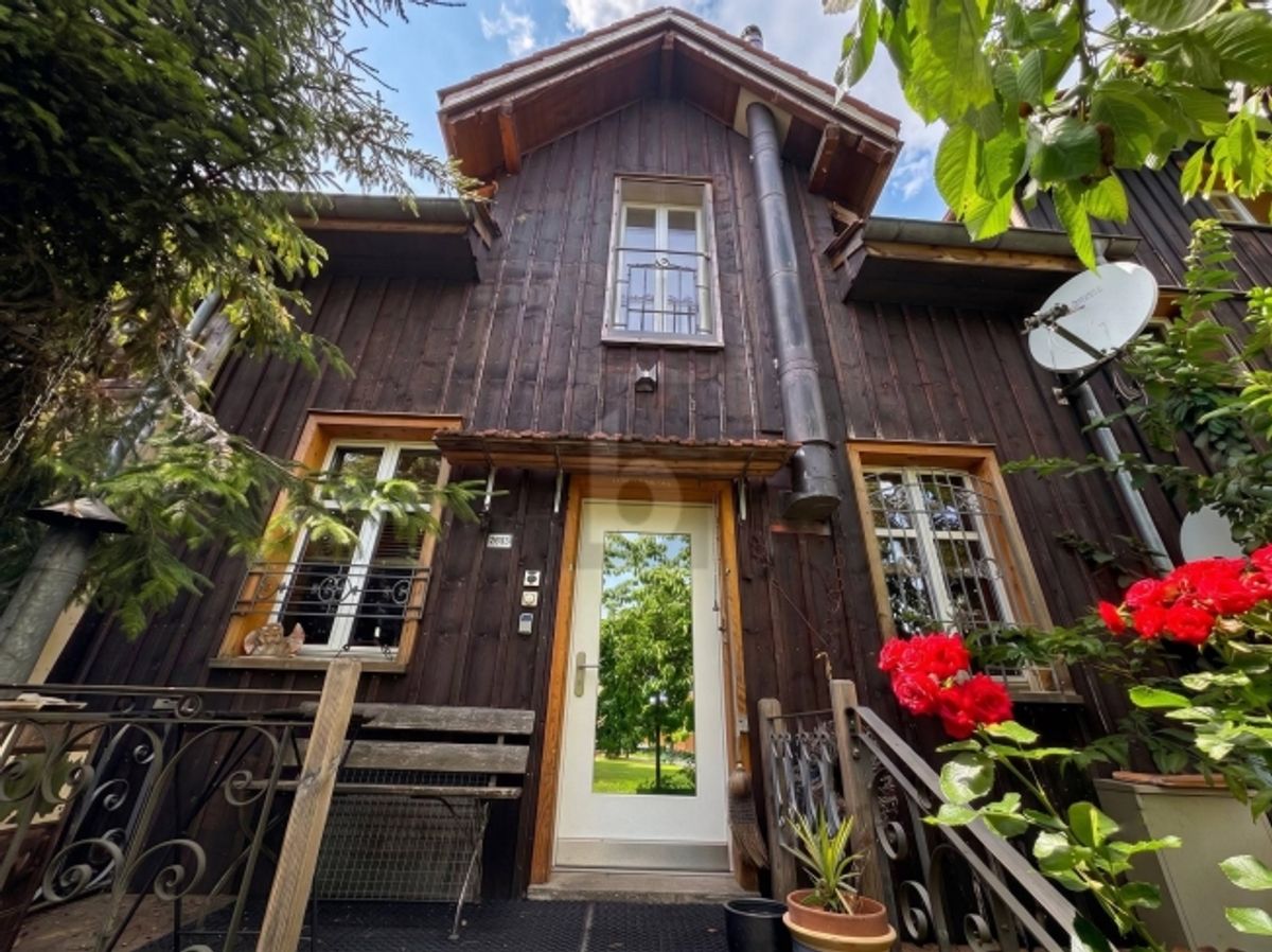 RUHIG, GRÜN UND SONNIG MIT GARTENSITZPLATZ - 0