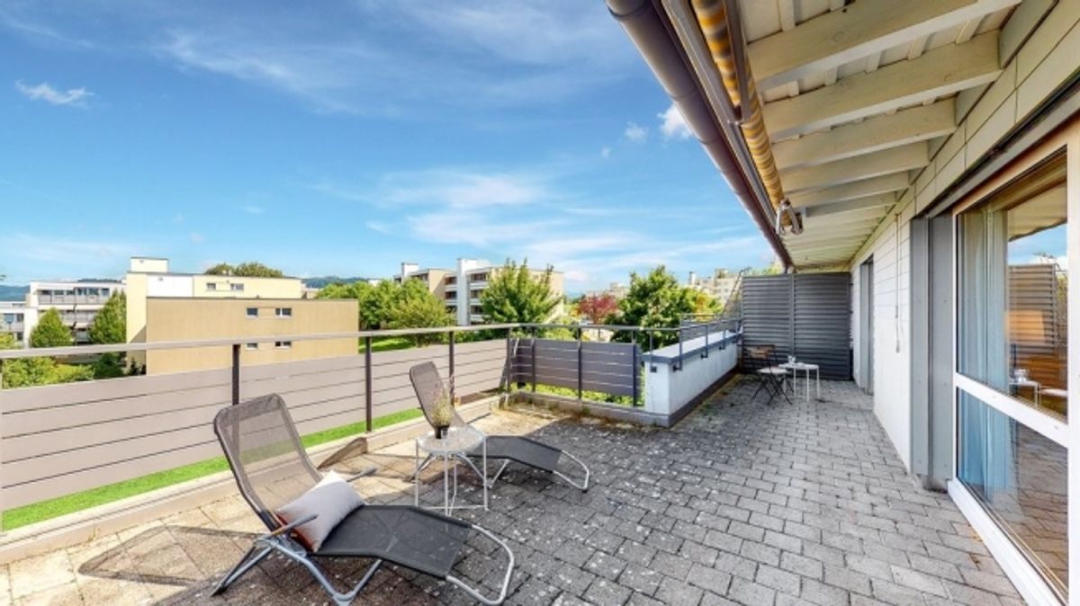 Attikawohnung mit Cheminée, grosser Terrasse + eigener Waschküche - 0