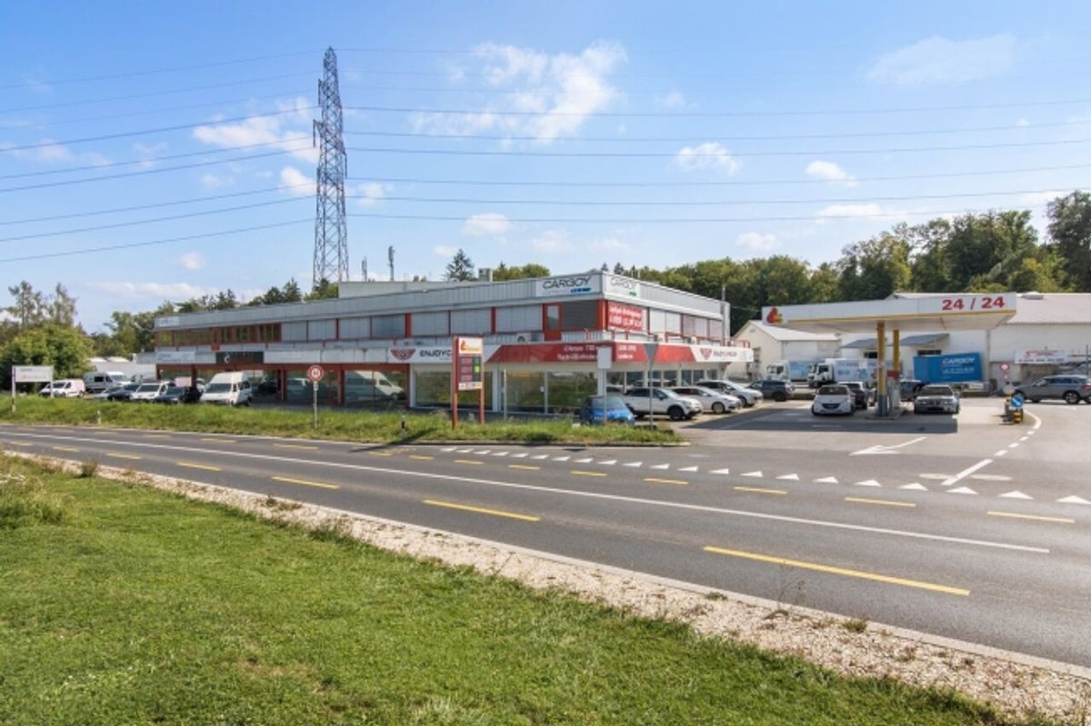 Surface 1000m2 - Fitness/showroom/atelier- jusqu'à 45 places de parc - 0