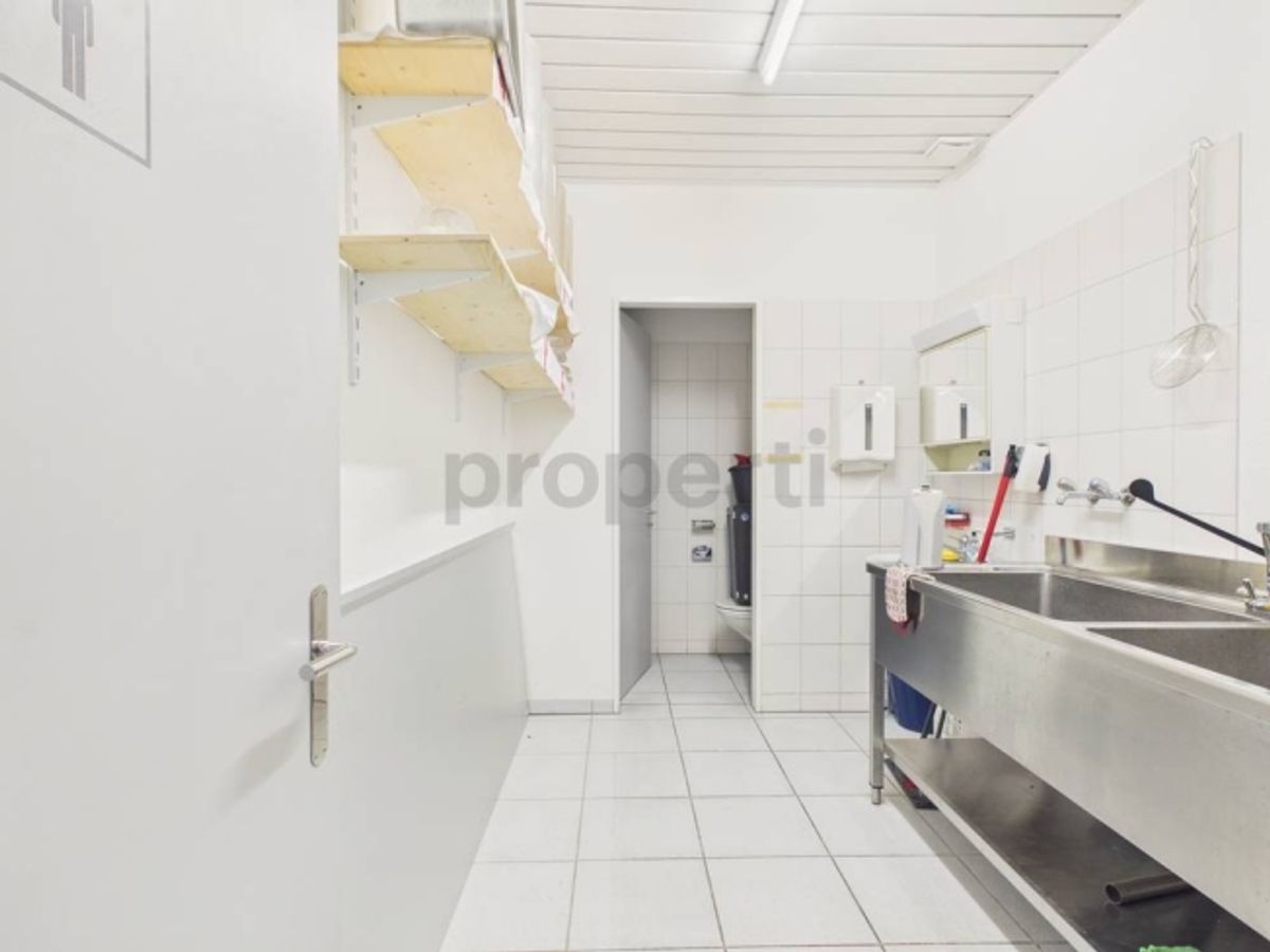Attraktive Anlageimmobilie an bester Lage in Beckenried  Gewerbefläche mit Seesicht - 10
