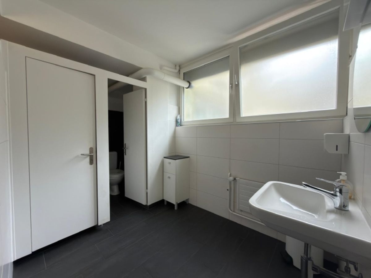 Zu vermieten Geschäftslokal im 1. Obergeschoss mit Archivflächen im Untergeschoss und 2 Aussenparkplätzen - 10