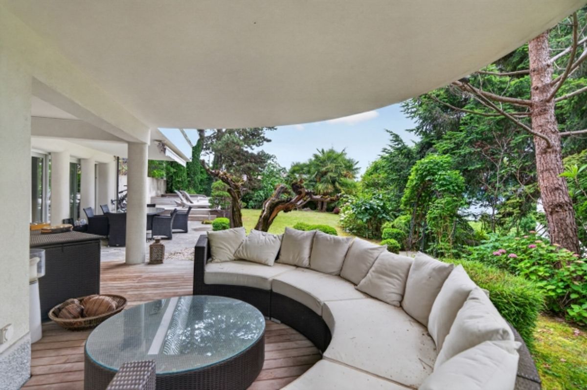 Wunderschöne freistehende Villa 
mit Blick auf den See - 0