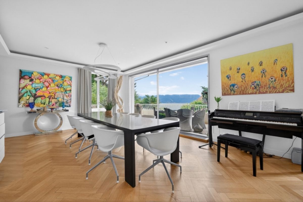 Wunderschöne freistehende Villa 
mit Blick auf den See - 1
