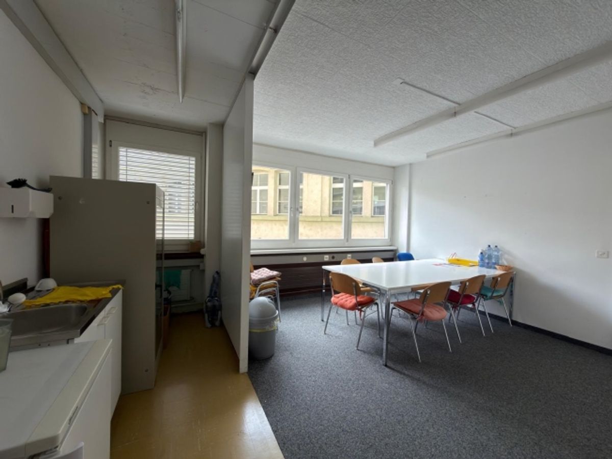 Zu vermieten Geschäftslokal im 1. Obergeschoss mit Archivflächen im Untergeschoss und 2 Aussenparkplätzen - 1