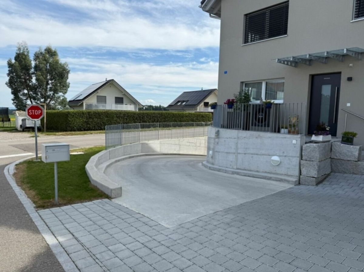 Einstellhallenplatz zu vermieten - 1